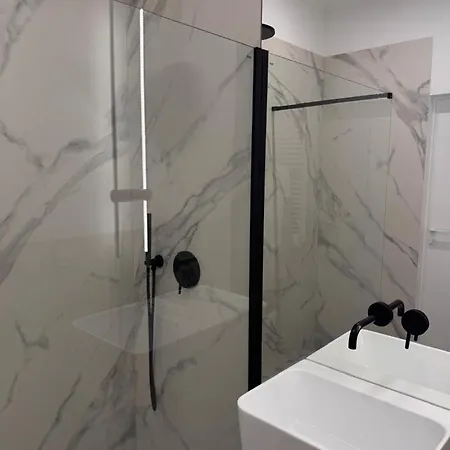 Granaria Premium Designer Bathtub 2 King Beds *